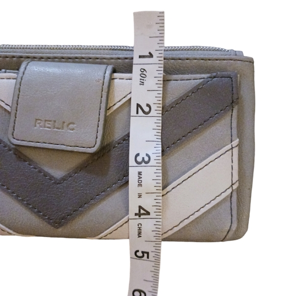 Relic gray womens wristlet. Chevron front. Snap closure. - Picture 8 of 8